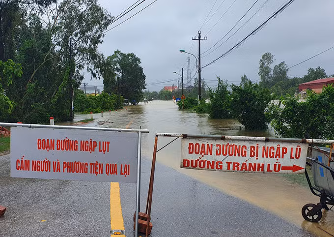 Nhiều tuyến đường ngập sâu ở Quảng Bình phải phong tỏa. Ảnh: Đức Hùng.