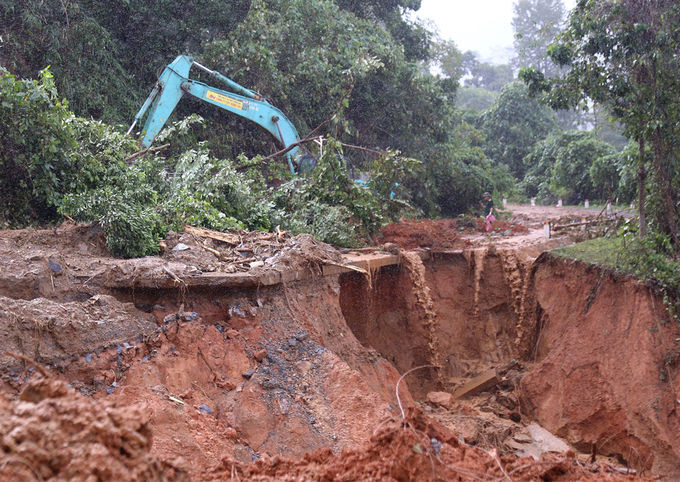 Đơn vị quản lý đường đang xử lý điểm xói lở trên đường Hồ Chí Minh. Ảnh: Hoàng Táo.
