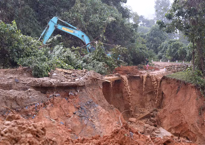 Đơn vị quản lý đường đang xử lý điểm xói lở trên đường Hồ Chí Minh. Ảnh: Hoàng Táo.