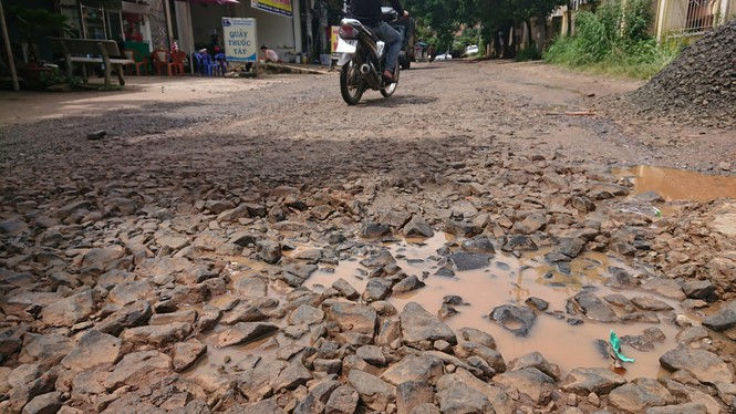 Cược mạng sống trên những con đường dày đặc ‘ổ voi’ ảnh 7