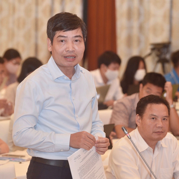 Thứ trưởng Bộ Tài chính Tạ Anh Tuấn trả lời báo chí tại họp báo. Ảnh: VGP/Đoàn Bắc