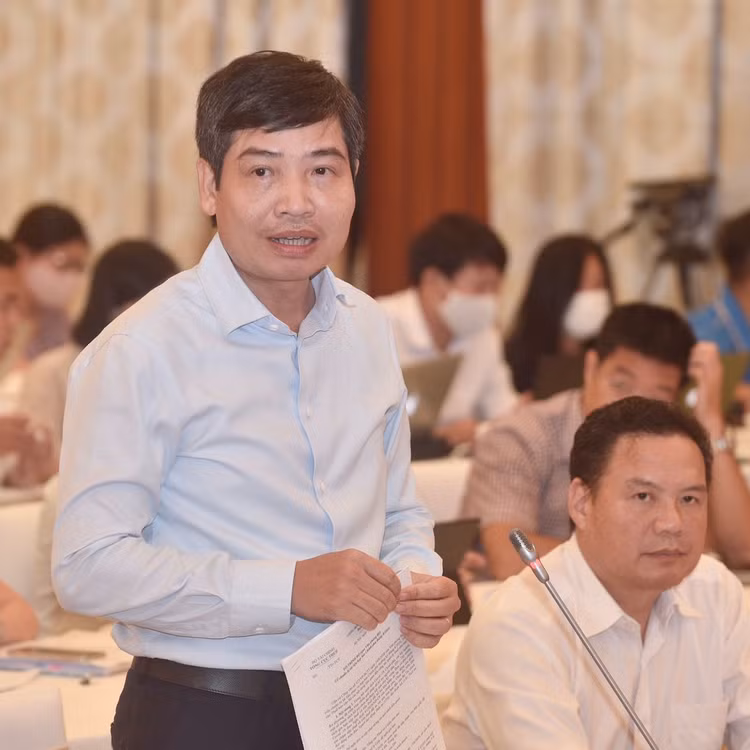 Thứ trưởng Bộ Tài chính Tạ Anh Tuấn trả lời báo chí tại họp báo. Ảnh: VGP/Đoàn Bắc