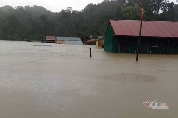 Núi lở, lũ ngập nhà, dân bản Quảng Bình ra sườn đồi trú trong lều bạt