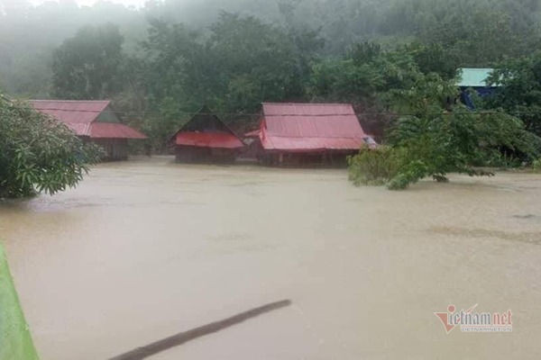 Núi lở, lũ ngập nhà, dân bản Quảng Bình ra sườn đồi trú trong lều bạt