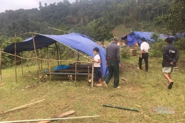 Núi lở, lũ ngập nhà, dân bản Quảng Bình ra sườn đồi trú trong lều bạt