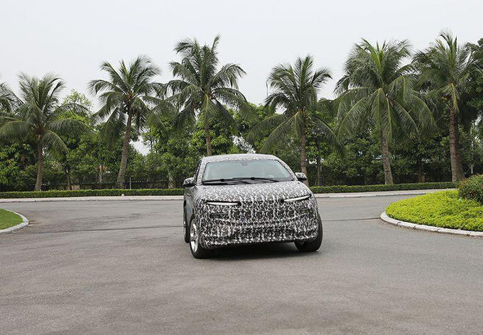 Đầu xe với đèn pha mắt híp như các mẫu Lux.