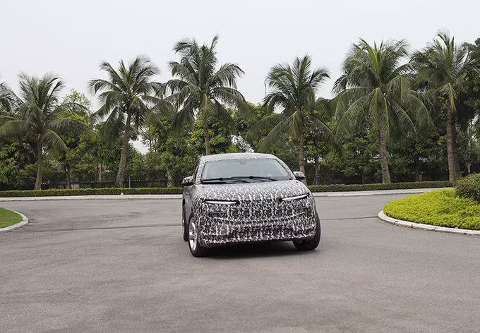 Đầu xe với đèn pha mắt híp như các mẫu Lux.