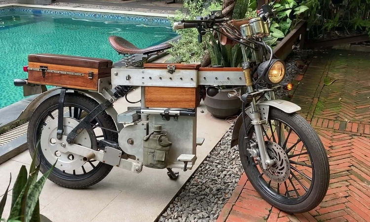 Xe máy điện chế tác thủ công của nhóm thợ Việt