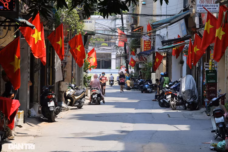 Hà Nội: Cờ Tổ quốc đỏ rực khắp phố phường mừng ngày Quốc Khánh - 8