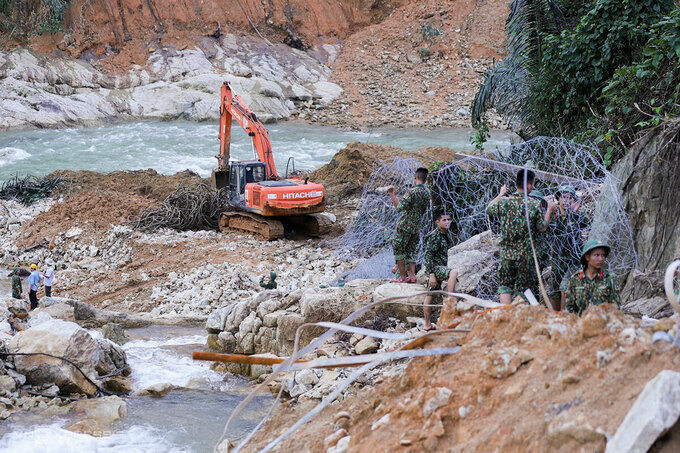 Bộ đội thực hiện việc nắng dòng sông Rào Trăng. Ảnh: Võ Thạnh.