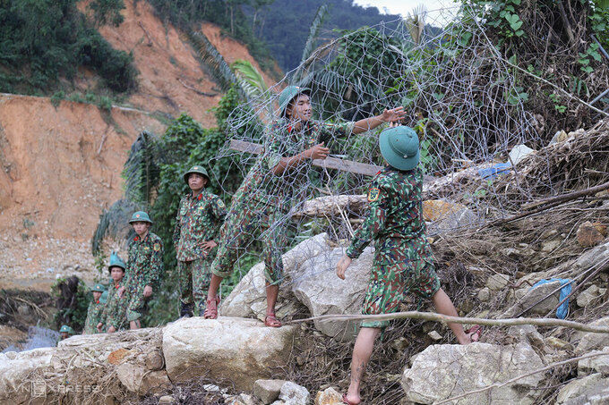 Các rọ thép được làm để đặt đá vào, chuẩn bị cho việc nắn dòng sông. Ảnh: Võ Thạnh.