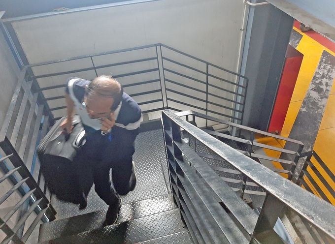 Khách xách vali theo lối thang bộ lên tầng 3 nhà xe TCP, tối 17/11. Ảnh: Gia Minh.