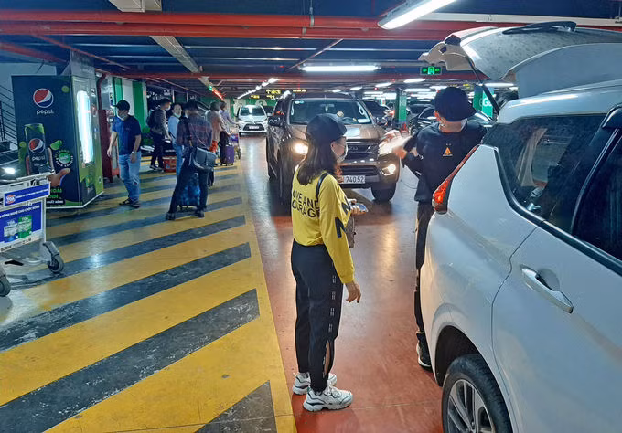 Khách chờ lên xe công nghệ trên tầng 3 nhà xe TCP, tối 17/11. Ảnh: Gia Minh.