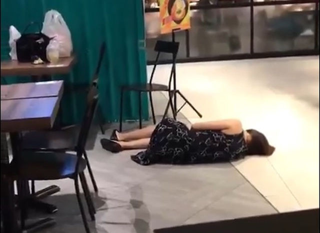 Clip cô gái bất tỉnh giữa nhà hàng nhưng không ai quan tâm gây sốc dân mạng - 1