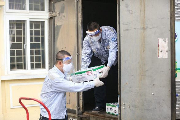 Công tác vận chuyển và cấp phát sữa cho trẻ em được tiến hành cẩn trọng, tuân thủ các qui định phòng chống dịch nhằm đảm bảo an toàn, sức khỏe cho các em học sinh.