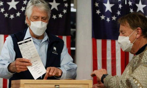 Hai ông Trump - Biden chia nhau chiến thắng ở 2 điểm bỏ phiếu đầu tiên - ảnh 1