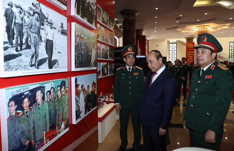 Thủ tướng Nguyễn Xuân Phúc thăm phòng truyền thống của Bộ Tổng tham mưu Quân đội nhân dân Việt Nam. Ảnh VGP/Quang Hiếu