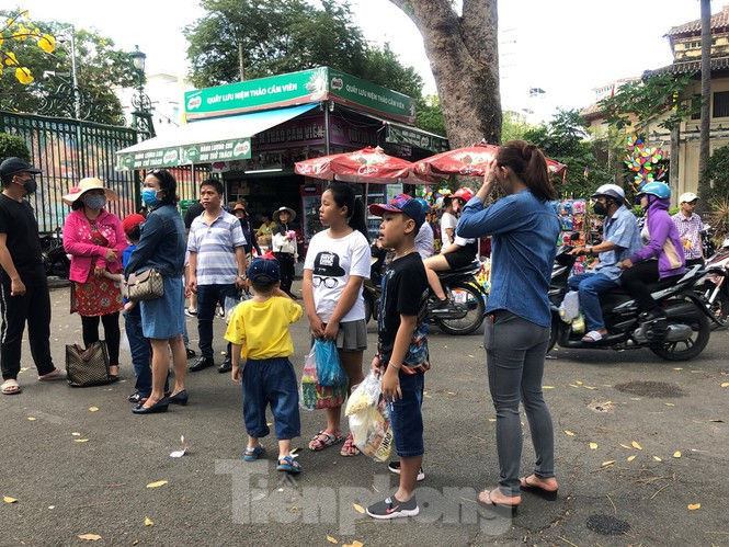 Trung tâm mua sắm, khu vui chơi Sài Gòn quá tải ngày cuối nghỉ Tết Nguyên đán - ảnh 4