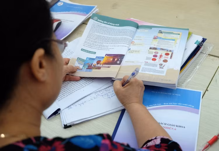 Bộ GD-ĐT giải trình việc SGK mới cao gấp đôi sách cũ với ĐBQH ảnh 1