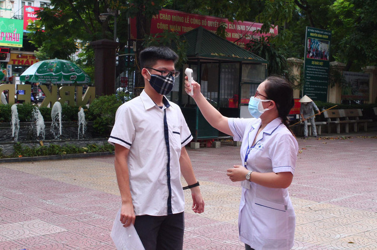 Nghiêm ngặt kiểm tra thí sinh vào làm thủ tục dự thi tốt nghiệp THPT 2020 - 14