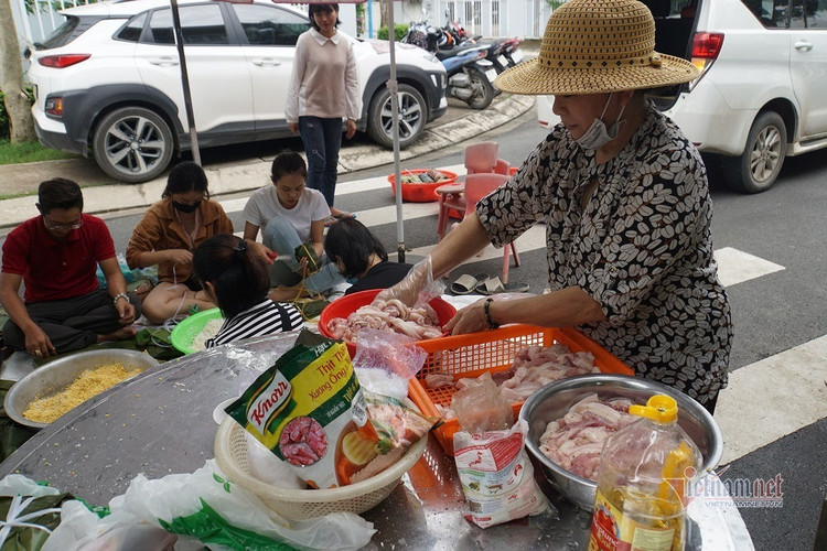 Người dân TP.HCM gói 5.000 bánh chưng, bánh tét gửi vùng lũ miền Trung