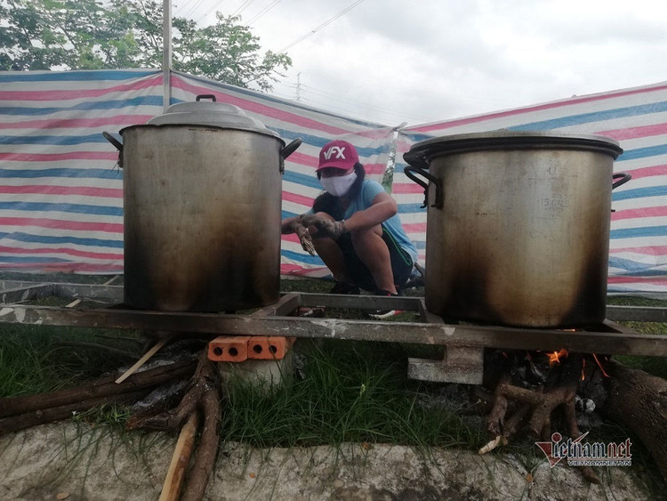 Người dân TP.HCM gói 5.000 bánh chưng, bánh tét gửi vùng lũ miền Trung