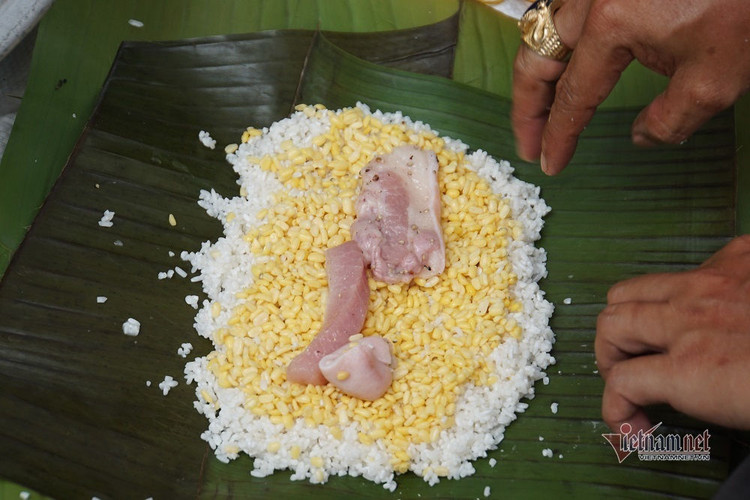 Người dân TP.HCM gói 5.000 bánh chưng, bánh tét gửi vùng lũ miền Trung