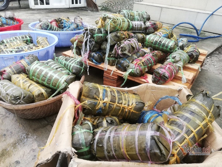 Người dân TP.HCM gói 5.000 bánh chưng, bánh tét gửi vùng lũ miền Trung