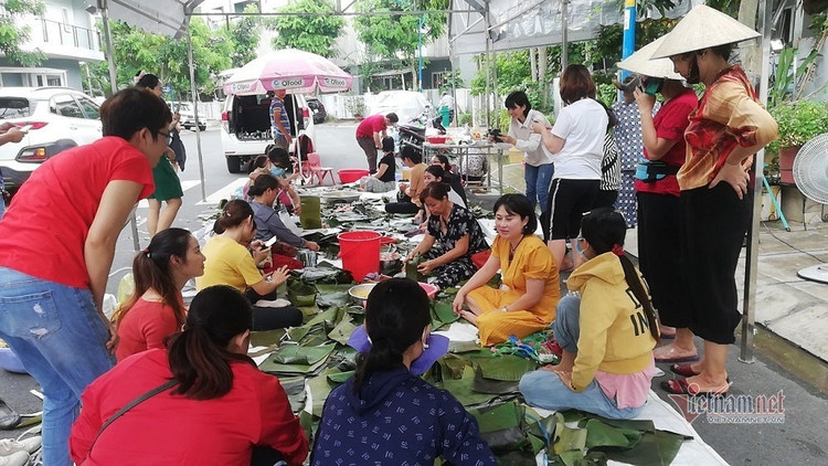 Người dân TP.HCM gói 5.000 bánh chưng, bánh tét gửi vùng lũ miền Trung