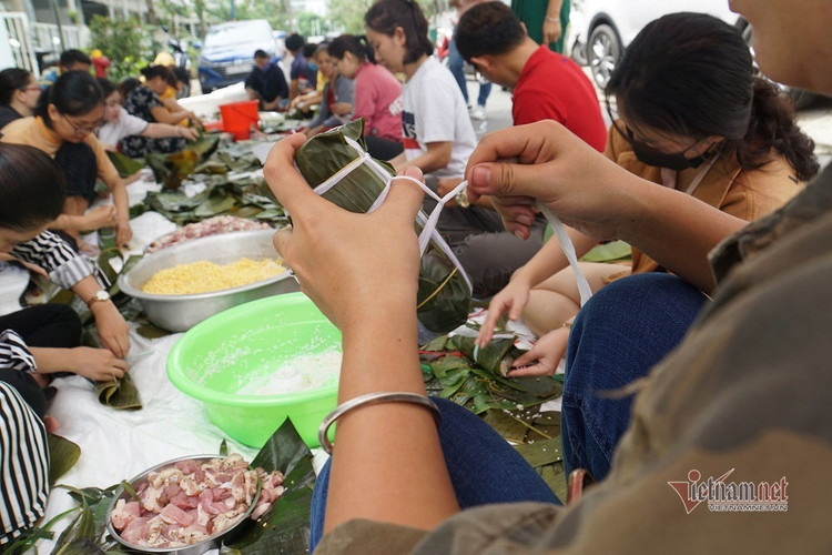 Người dân TP.HCM gói 5.000 bánh chưng, bánh tét gửi vùng lũ miền Trung