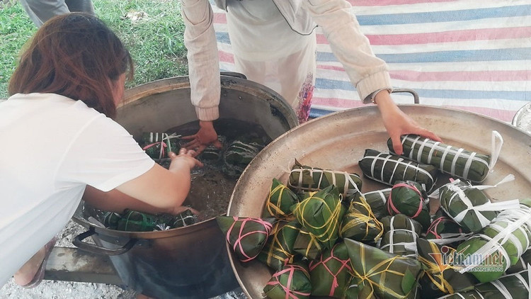Người dân TP.HCM gói 5.000 bánh chưng, bánh tét gửi vùng lũ miền Trung