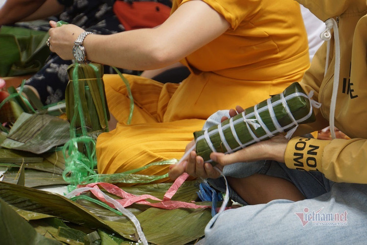 Người dân TP.HCM gói 5.000 bánh chưng, bánh tét gửi vùng lũ miền Trung