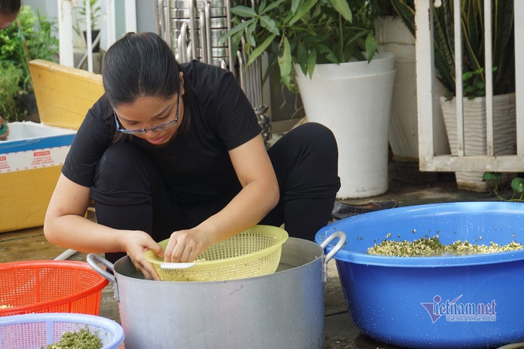 Người dân TP.HCM gói 5.000 bánh chưng, bánh tét gửi vùng lũ miền Trung