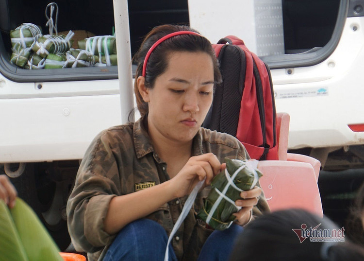 Người dân TP.HCM gói 5.000 bánh chưng, bánh tét gửi vùng lũ miền Trung