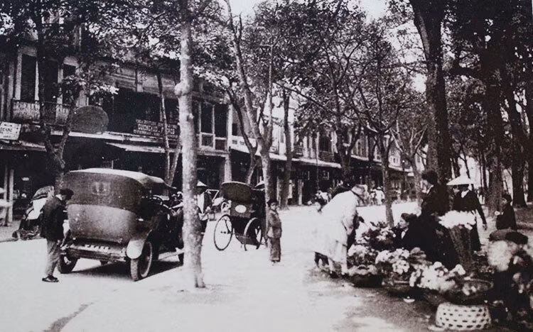 Ban đầu chủ yếu là&nbsp;gánh hàng hoa của các thiếu nữ làng Ngọc Hà, Hữu Tiệp bán cho Tây. Ảnh tư liệu.&nbsp;