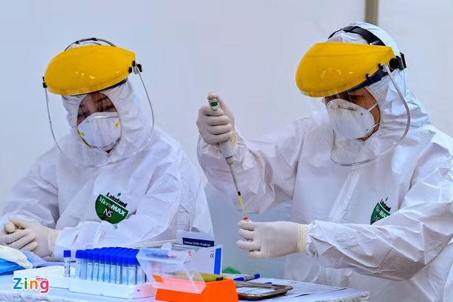 Giam doc CDC Ha Noi tung de xuat mua nhieu may moc truoc khi bi bat hinh anh 2 testnhanhcovid1_VL_zing_1.jpg