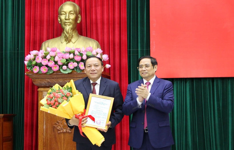 Đồng chí Phạm Minh Chính trao quyết định và chúc mừng đồng chí Nguyễn Văn Hùng.