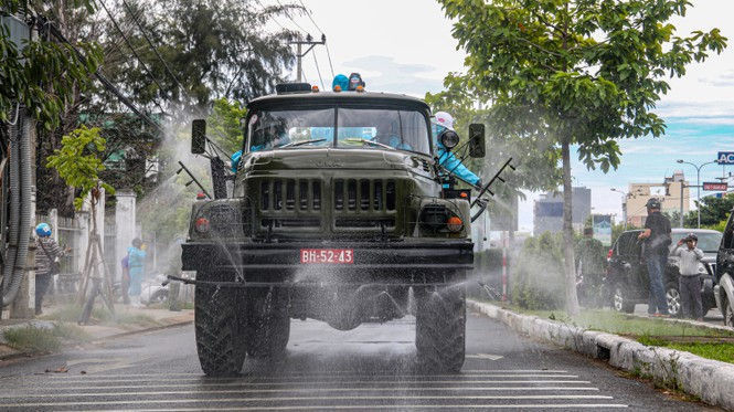 Xem lính hoá học phun khử khuẩn từng góc phố, cành cây, ngọn cỏ ở Sơn Trà - ảnh 10