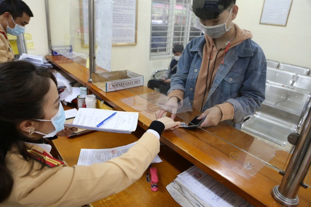  Xem CSGT Hà Nội đo nồng độ cồn giữa dịch corona - 12