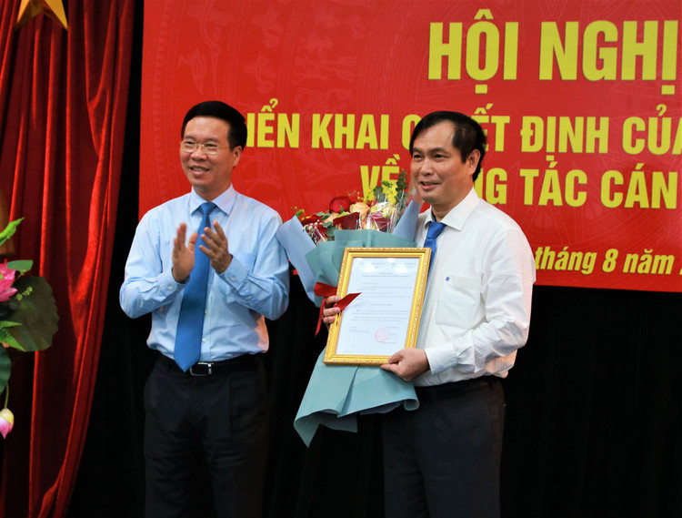 Đồng chí Võ Văn Thưởng trao quyết định và chúc mừng đồng chí Phan Xuân Thủy.