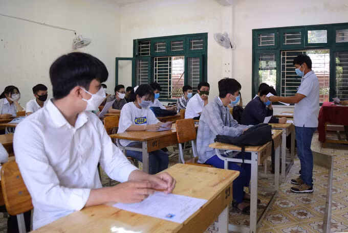 Thay 236 cán bộ coi thi vì tiếp xúc với bệnh nhân Covid-19 ảnh 1 Thí sinh Quảng Trị bước vào kỳ thi tốt nghiệp THPT 2020. Ảnh: Hoàng Táo