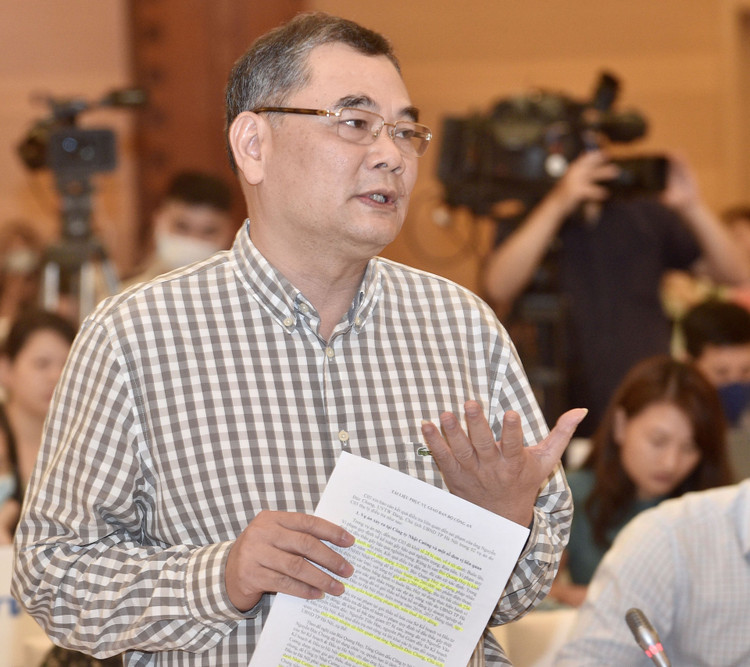 Chánh Văn phòng Bộ Công an Tô Ân Xô trả lời tại họp báo. Ảnh: VGP/Đoàn Bắc