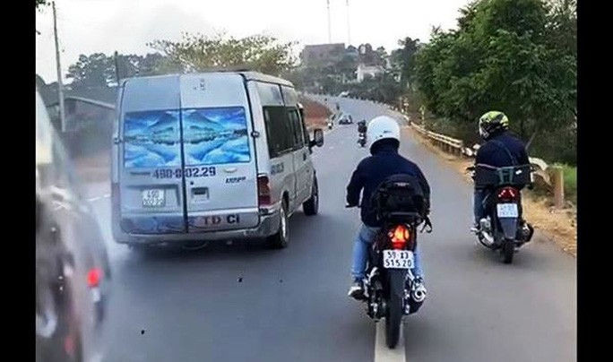 Clip nhóm phượt thủ rượt đuổi, ném đá xối xả vào xe khách trên Quốc lộ 20 - Ảnh 3.