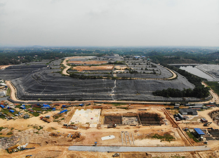 Xe chở rác tấp nập chạy “xuyên màn đêm” sau 4 ngày ùn ứ tại Hà Nội - 11