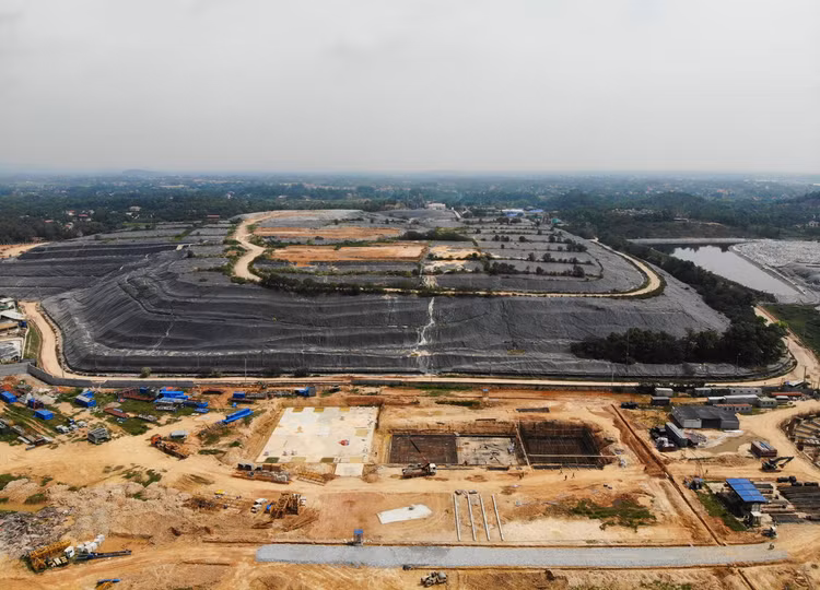 Xe chở rác tấp nập chạy “xuyên màn đêm” sau 4 ngày ùn ứ tại Hà Nội - 11