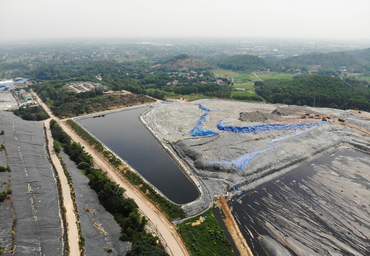 Xe chở rác tấp nập chạy “xuyên màn đêm” sau 4 ngày ùn ứ tại Hà Nội - 12