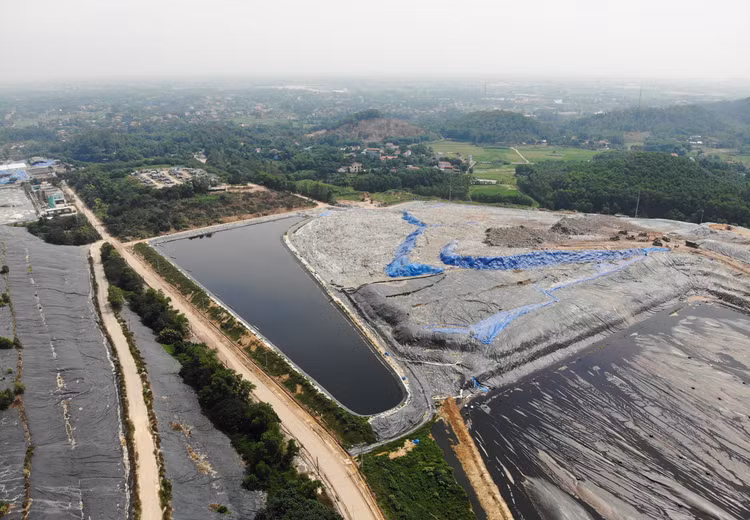 Xe chở rác tấp nập chạy “xuyên màn đêm” sau 4 ngày ùn ứ tại Hà Nội - 12