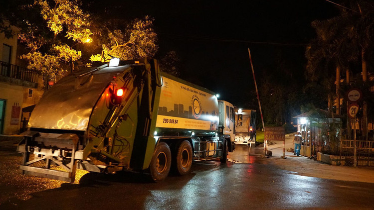 Xe chở rác tấp nập chạy “xuyên màn đêm” sau 4 ngày ùn ứ tại Hà Nội - 9