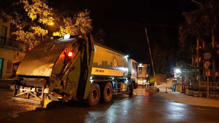 Xe chở rác tấp nập chạy “xuyên màn đêm” sau 4 ngày ùn ứ tại Hà Nội - 9