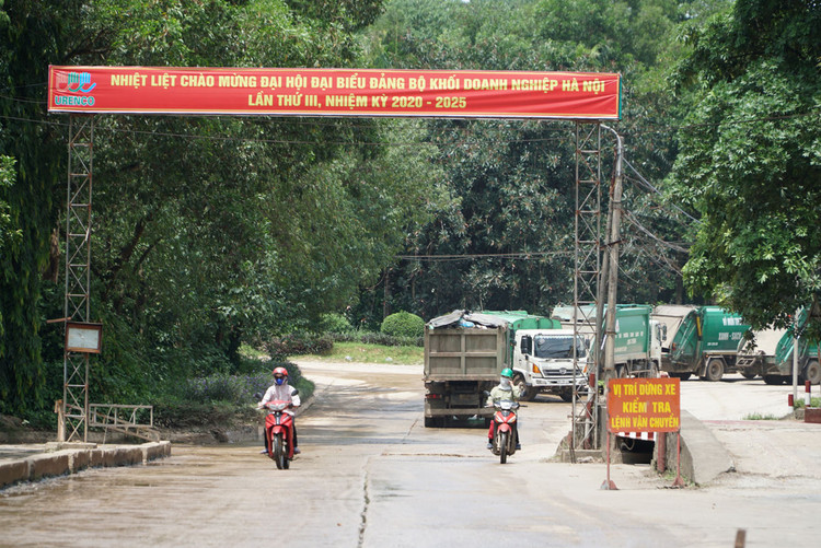 Xe chở rác tấp nập chạy “xuyên màn đêm” sau 4 ngày ùn ứ tại Hà Nội - 4